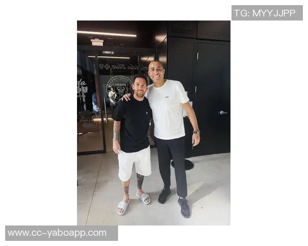 特雷泽盖与梅西同框合影致敬足球历史无可争议的第一人梅西 特雷泽盖与梅西同框合影致敬足球历史无可争议的第一人梅西