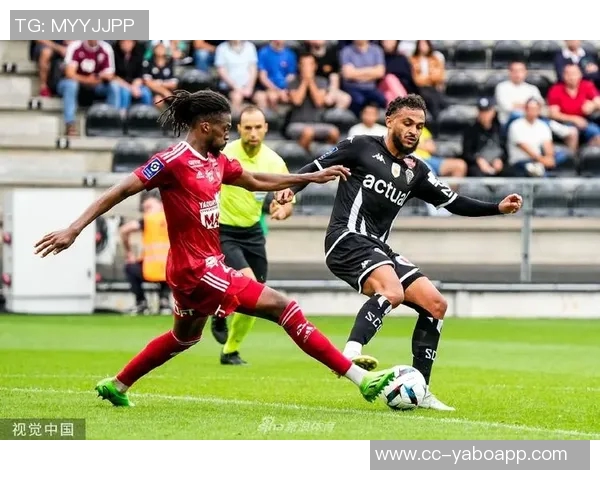 法媒报道里尔法兰克福汉堡等队争抢昂热后卫埃科米